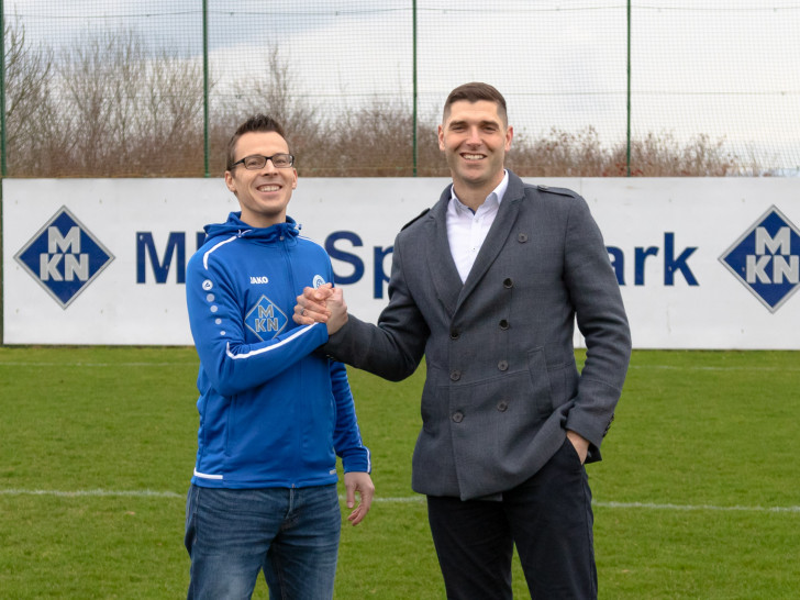 Fabian Wohlgemuth (2. Vorsitzender des BV Germania) mit Neuzugang Jörn Winkler.