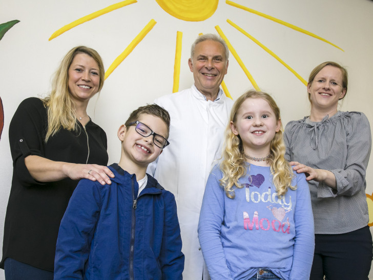 1.500 Euro für die Kinderklinik (von links): Susann Klein mit Sohn Niklas, Chefarzt Prof. Dr. Hans Georg Koch sowie Mila mitsamt Mutter Sarah Lüttge freuen sich über die erfolgreiche Spendenaktion für die Kinderklinik.