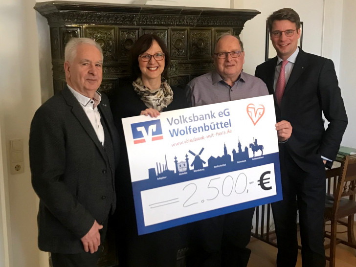 Von links: Klaus Maeder vom Förderverein Brunnentheater, Rechtsanwältin und Notarin Elke Pohl, Fördervereins-Vorsitzender Henry Walter und Rechtsanwalt und Notar Dr. jur. Philipp Sticherling bei der Spendenübergabe im Kanzleihaus an der Schöninger Straße.   