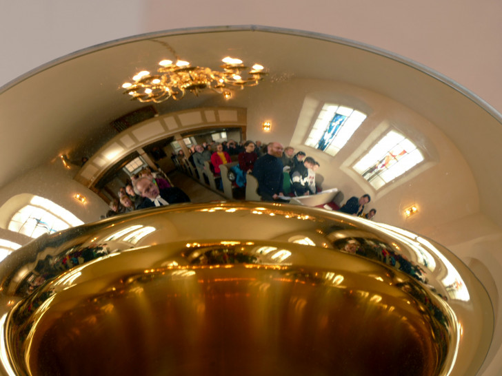 Die Festgemeinde im Spiegel der Tuba.