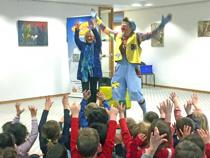 Barbara Henning und Clown „DimDim“ animierten die Kinder zum Mitmachen. 