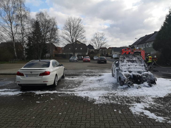 In Peine ging ein BMW in Flammen auf. Die Ursache dafür ist bislang unklar.