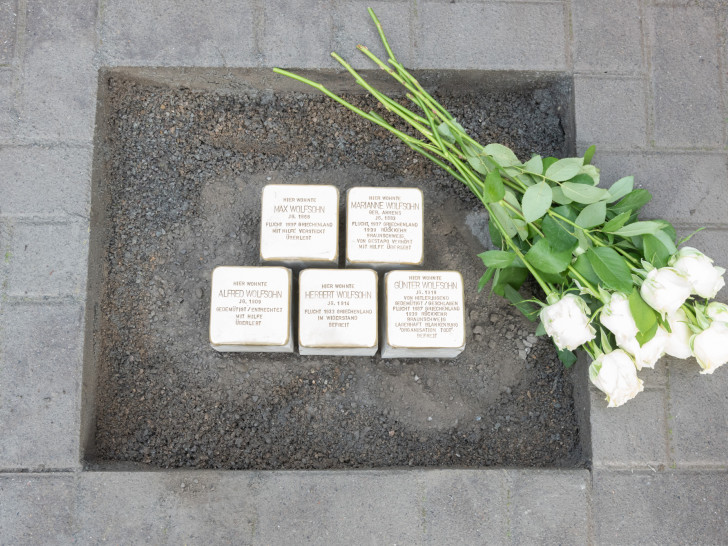 Die Schülerinnen und Schüler der Leibniz-Realschule legten weiße Rosen an die „Stolpersteine" der Familie Wolfsohn nieder.