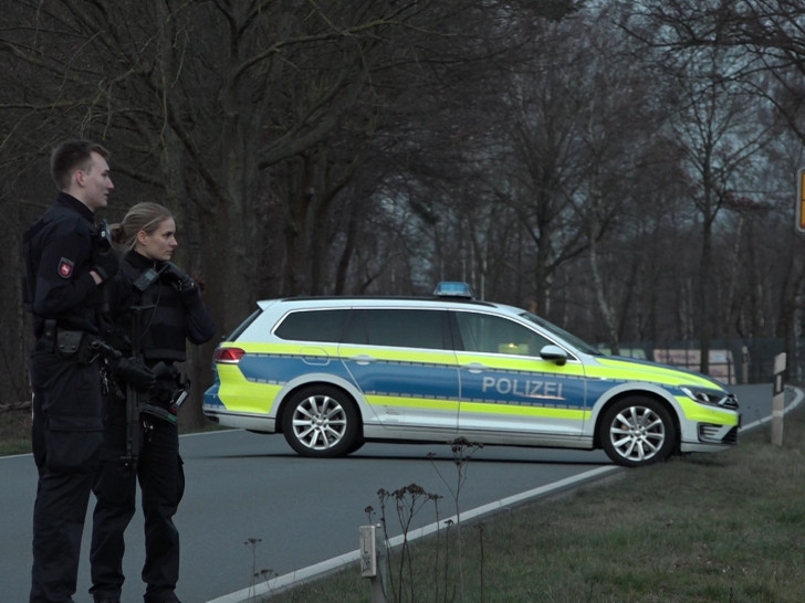 Die Polizisten waren mit Maschinengewehren bewaffnet.