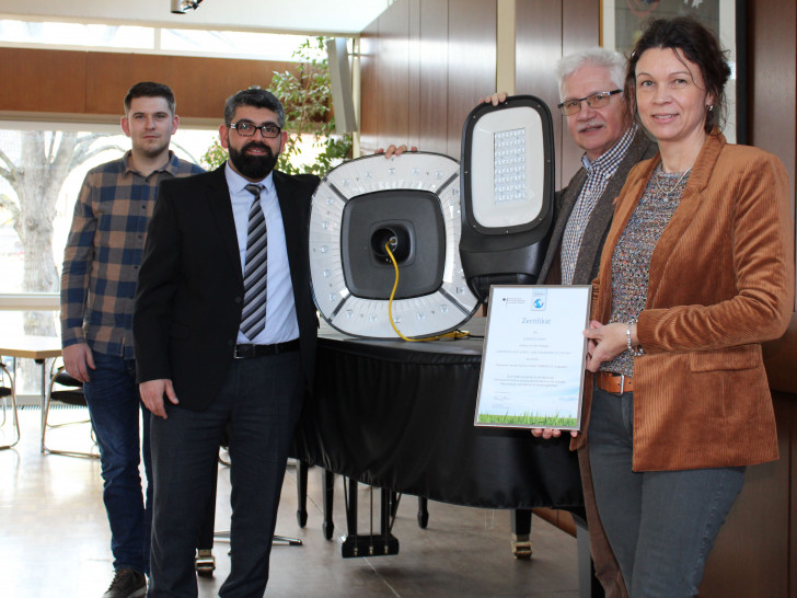 Von links bei der Präsentation der verbauten LED-Leuchtkörper: Lennard Miehe von der Avacon Netz GmbH, die Elmregia-Geschäftsführer Aygün Erarslan und Henry Bäsecke sowie Avacon-Kommunalreferentin Antje Klimek.