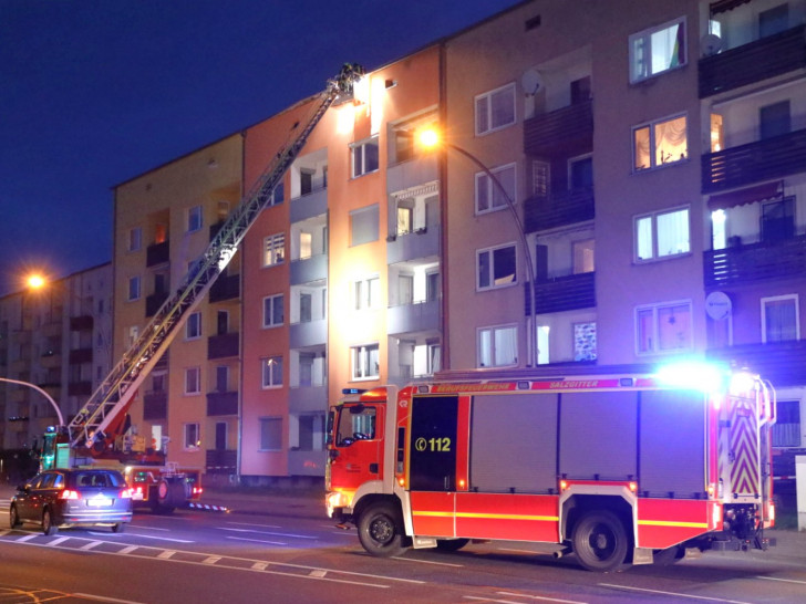 Die Feuerwehr sichert das Dach über die Drehleiter.