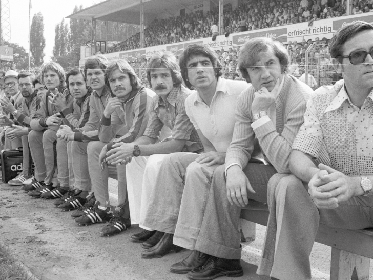 30. August 1975: Am 5. Spieltag ausgerechnet gegen Bremen. Jaro Deppe, Danilo Popivoda, Dieter Zembski, Hartmut Kronschal, Hans Jürgen Hellfritz, Ludwig Bründl, Uwe Hain und Trainer Branco Zebec sehen ein 4:3-Torfestival.