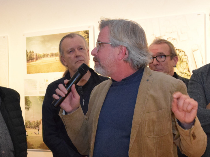 Christoph Schonhoff beantwortet bei der Ausstellungseröffnung im Goslarer Museum Fragen aus dem Rat und der Bürgerschaft zu seinem Gestaltungsentwurf.