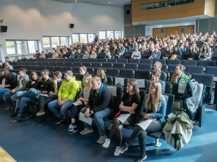 In der Aula der Ostfalia Hochschule wurden heute die Erstsemester begrüßt.