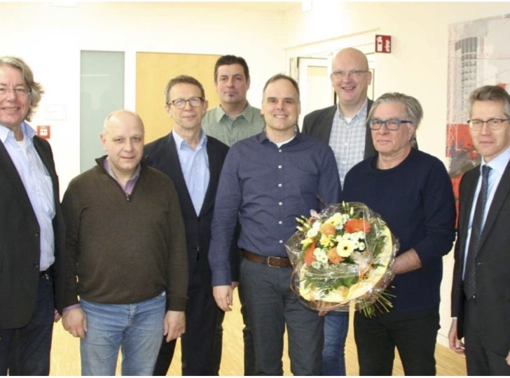 Von links: Aufsichtsratsvorsitzender Hans-Georg Bachmann, Peter Kassel, Oberbürgermeister Klaus Mohrs, Kai Ritter, Marco Meiners, Ingolf Viereck, Axel Bosse, Stadtwerke-Vorstand Dr. Frank Kästner.