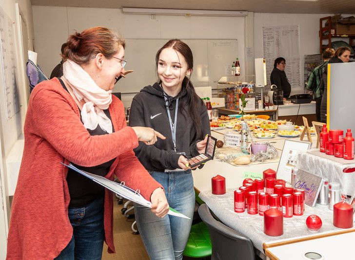 TEUTLOFF-Teilnehmerin Lena Lorenz (18) präsentiert den Gästen die selbstgestaltete Warenpräsentation.