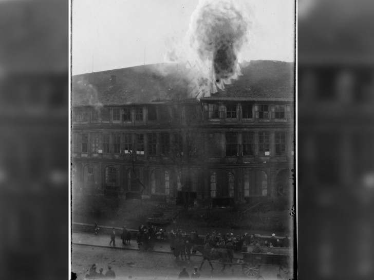 Kaum Vorstellbar - aber 1918 kam es zu einem großen Brand im Schloss.