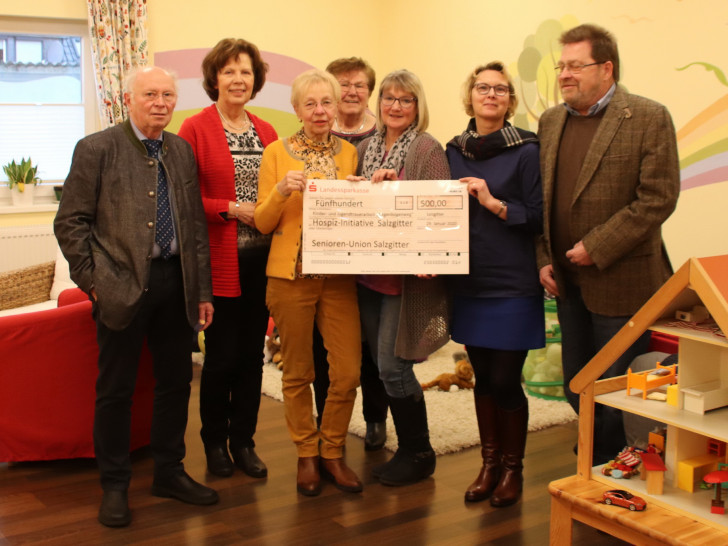 Von links: Hans Verstegen (Senioren-Union (SU)), Gabriele Grabenhorst (Hospiz-Initiative Salzgitter(HI)), Karin Verstegen (SU), Brigitte Marlin (SU), Brigitte Beyer (HI), Caren Dittrich (HI) und Karl-Heinz Sommer (SU).
