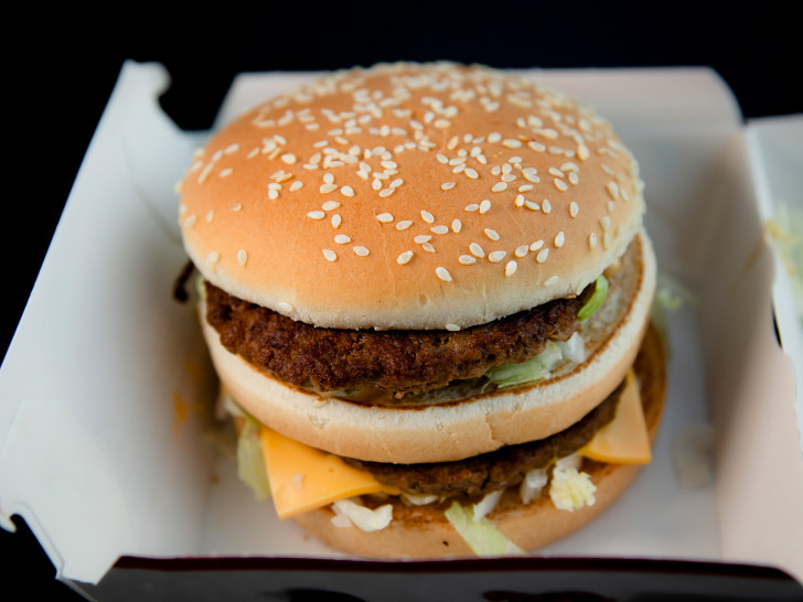 Dieser Hamburger einer großen Fast-Food- Kette kostet 4,29 Euro. Genau 28 Minuten muss ein Beschäftigter im Schnellrestaurant aktuell arbeiten, um sich diesen Burger selbst zu leisten. Die Gewerkschaft NGG fordert jetzt ein Ende der Niedriglöhne bei McDonald’s, Burger King & Co.