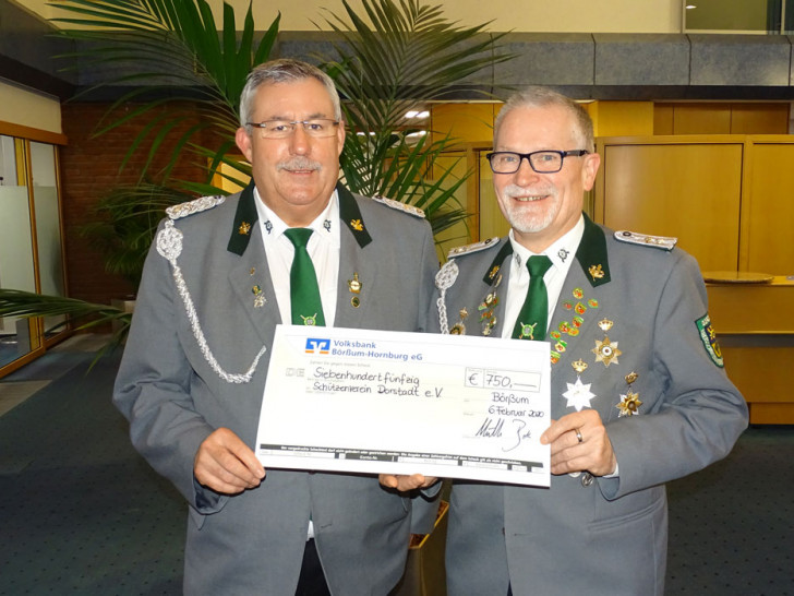 1. Vorsitzender Wilfried Schwokowski und Schatzmeister Holger Loest mit dem erhaltenen Scheck
