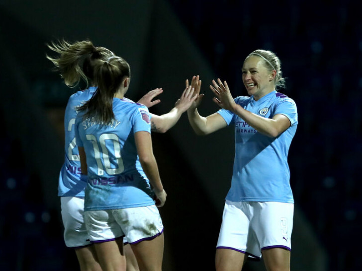 Pauline Bremer (rechts) wechselt von Manchester City zum VfL Wolfsburg