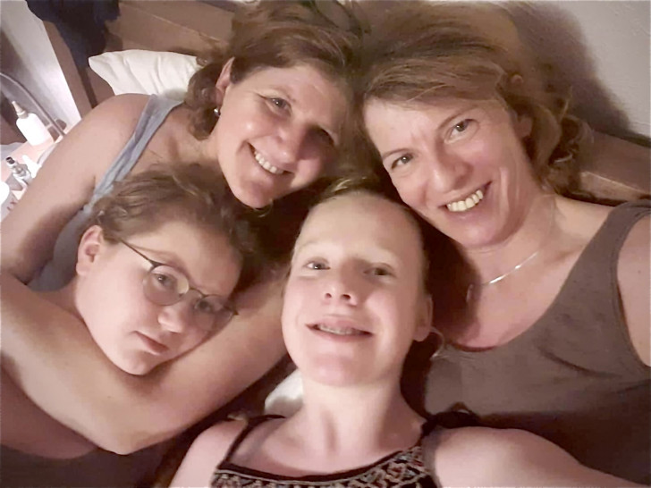 Hinten links: Patientin Nicole mit Ihren engsten Vertrauten. 