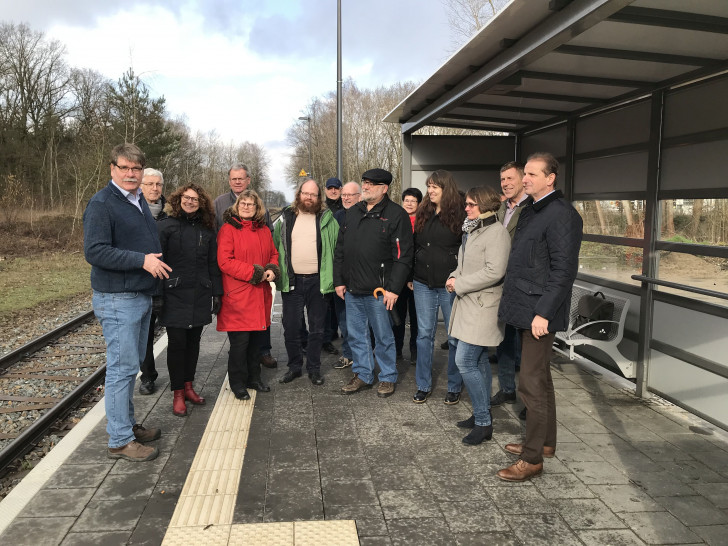 Die Mitglieder des Ausschusses für Regionalverkehr besichtigten den neuen Bahnsteig in Triangel, der bereits weitgehend barrierefrei ausgebaut ist.