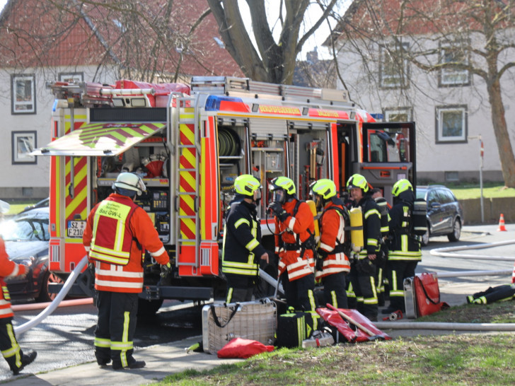 Die Feuerwehr in Salzgitter musste heute Mittag einen Brand nahe der Grundschule Am Ziesberg löschen.
