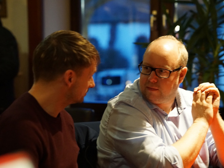 Jörn Domeier (rechts) im Gespräch mit einem Bürger.