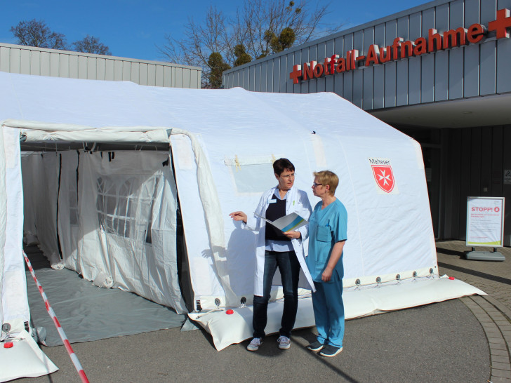 Das neue Empfangszelt vor der Zentralen Notaufnahme des Klinikums Wolfsburg. 