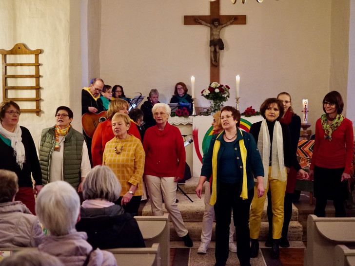 Das Weltgebetstags-Team mit Band begeistert im Gottesdienst.