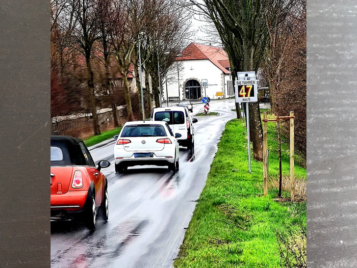 Die neu installierten Geschwindigkeitsanzeigen am Ortseingang Destedt.