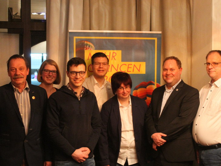 Der FDP-Kreisvorstand besteht aus Björn Försterling (Mitte) sowie Thomas Fach, Christina Balder, Max Weitemeier, Simone Schidlowski, Markus Dietl und Oliver Düber (v.l.).