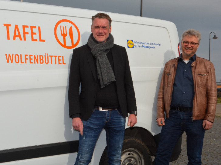 Christian Müller von der Lidl-Gesellschaft, links, gratulierte Uwe Rump-Kahl zum neuen Tafel-Kühlfahrzeug.