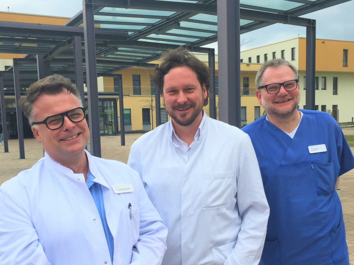 Markus Rohde mit dem Ärztlicher Direktor Dr. Andreas Widera (links) und dem Pflegedirektor Jens Bosenick (rechts)
