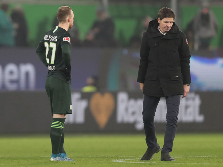 Für Cheftrainer Oliver Glasner (re.), Mittelfeldmotor Maximilian Arnold (li.) und den VfL Wolfsburg findet das Rückspiel gegen Donezk vorerst nicht statt. 