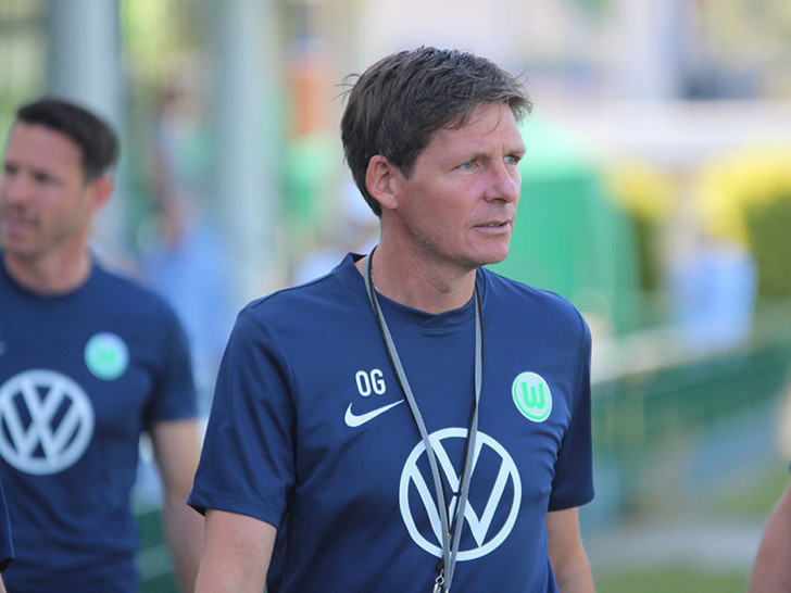 Chef-Wolf Oliver Glasner bittet seine Mannschaft zum Training.