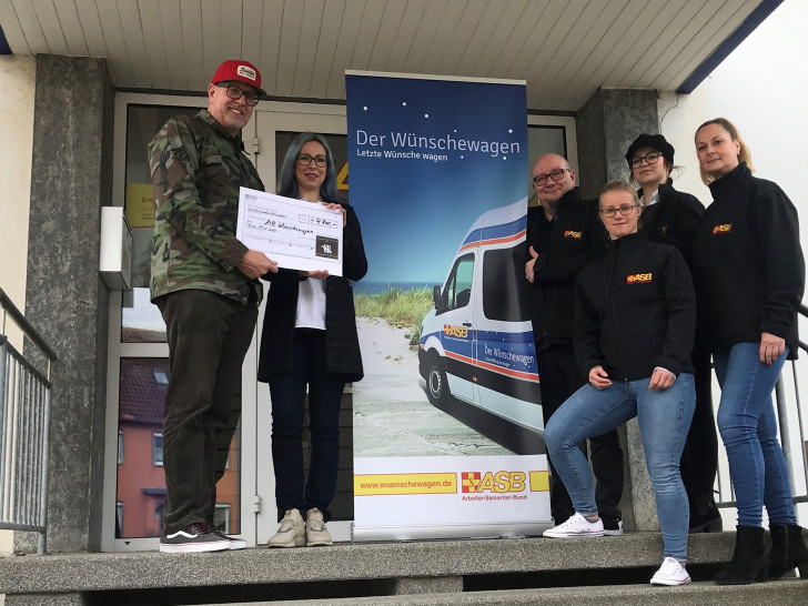 Die Spendenübergabe an den ASB Peine.