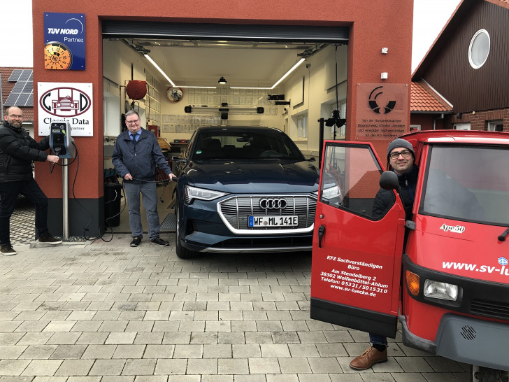 Carsten Bock (l.) und Benjamin Kramer (r.), Mitarbeiter Team E-Mobilität der Stadtwerke Wolfenbüttel und Matthias Lücke, KFZ-Sachverständiger von der KFZ Prüf- und Bewertungsstelle in Wolfenbüttel-Ahlum, der seinen Stromer ab jetzt vorm eigenen Betrieb tankt.