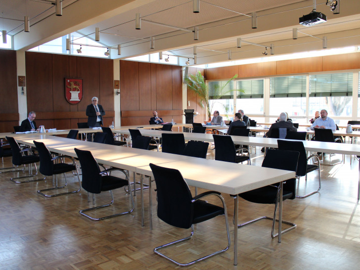 Vor leeren Stuhlreihen stellte der Vorsitzende Markus Sobotta die Beschlussunfähigkeit des Rates am vergangenen Donnerstag fest.