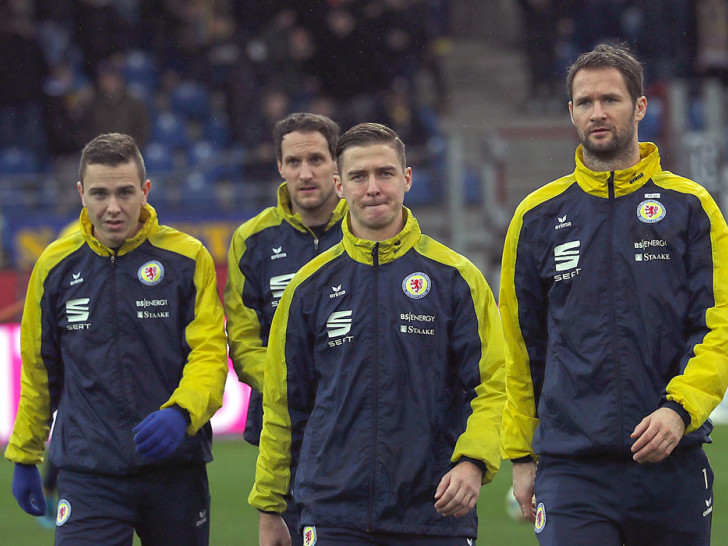 Auf welche Weise können Mike Feigenspan, Stephan Fürstner, Martin Kobylanski, Nick Proschwitz (vlnr) und die Eintracht in der Pandemie ihre Saison beenden?