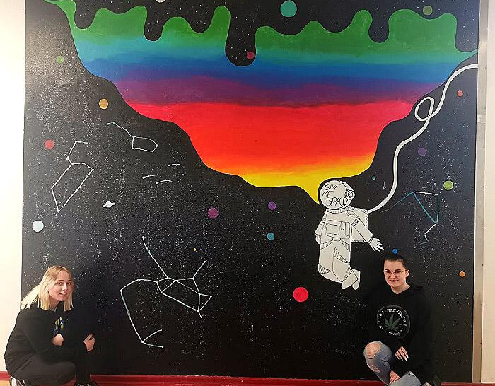 Der Astronaut ziert nun eine Wand in der Werla-Schule in Schladen.