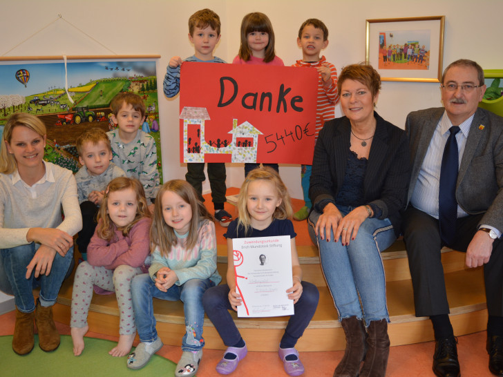 Die Erwachsenen von links Sarah Mager-Mundstock, Martina Meyer-Becker und Lutz Erwig freuten sich über das von den Kindern selbst gestaltete Plakat.