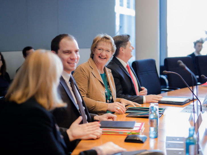 Ingrid Pahlmann (Mitte) in einem Ausschuss.
