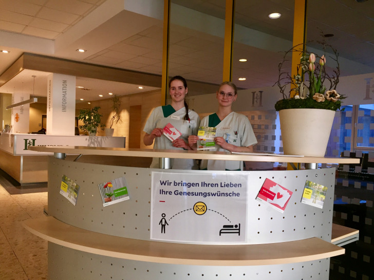Pflegeschüler bringen Patienten Genesungswünsche von Angehörigen.  