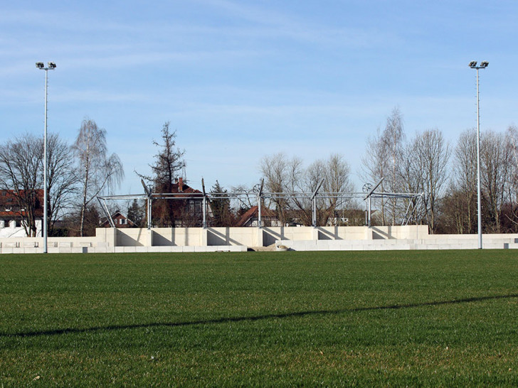 Die neue Tribüne des Meesche-Stadions wächst, der Rasen erstrahlt saftig grün.