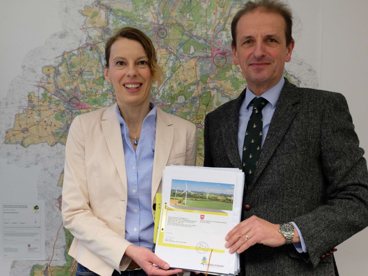 Halten die genehmigte Planung des Windverfahrens in Händen: Erste Verbandsrätin Manuela Hahn und Verbandsdirektor Hennig Brandes.
