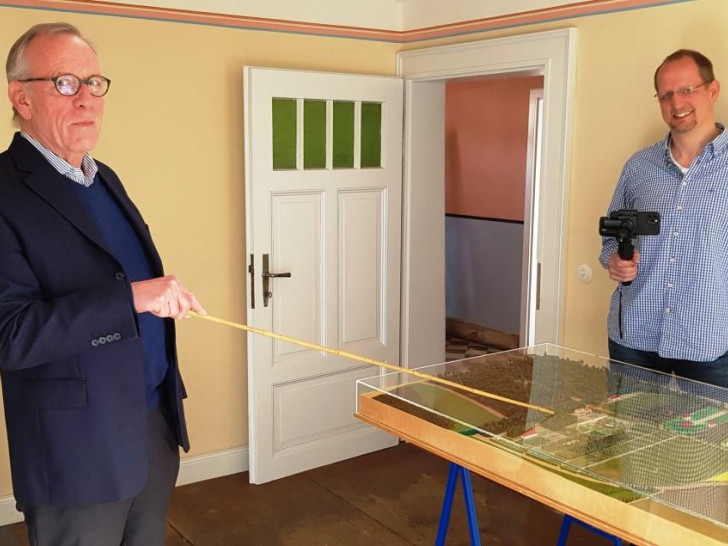 Virtuelles für die Besucher. Christian Hogrefe (l.) und Henning Kramer nach der Live-Schaltung im Gärtnermuseum.