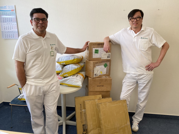 Hat den Kontakt zu dem  Lehrkrankenhaus in China: Prof. Dr. med. Tung Yu Tsui, Chefarzt der Klinik für Allgemein-, Viszeral- und Thoraxchirurgie in der Asklepios Harzklinik Goslar (r.) der Harzkliniken, hier zusammen mit Privatdozent Dr. med. Yogesh K. Vashist, Leitender Oberarzt der Harzkliniken –sie nahmen die gespendeten Artikel in Empfang