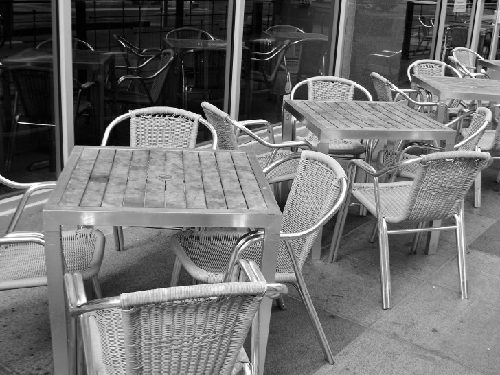 Die Tische in den Cafés werden noch eine weile leer bleiben. (Symbolbild)