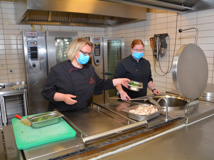 Geschäftsführerin Corina Bornecke (links) und Sarah Kühlborn bereiten sich schon auf die Wiedereröffnung der Solferino-Küche vor. 