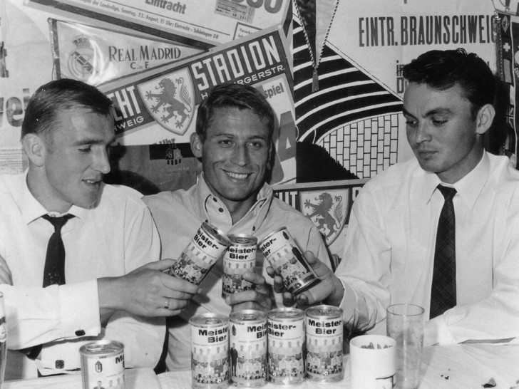 Legenden unter sich: Peter Kaack, Jürgen Moll und Gerd Saborowski (vl.) genießen eine Dose Meisterbier.