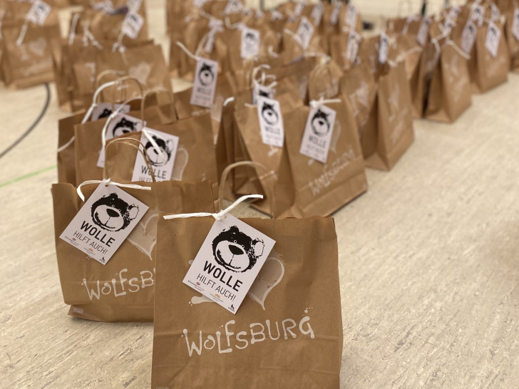 In der Turnhalle der BBS wurden fürs das Projekt "Wolle hilft auch!" Päckchen für Kinder aus sozial benachteiligten Familien gepackt.