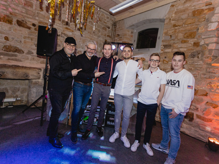 Von links: Die Pferdestall DJs Martin Lehmann, Andreas Draß, Florian Danker, Adrian Blank, Linus Struck und Moritz Schmidt vor der letzten Veranstaltung „Neujahrsdisco 2020“. 