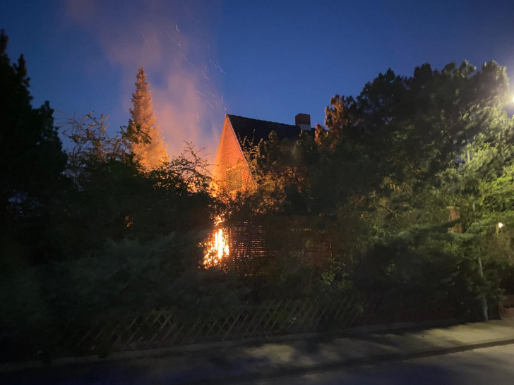 Das Feuer drohte auf ein Haus überzugreifen.